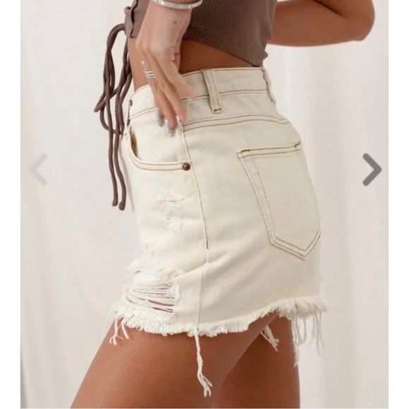 Isabelle’s Cabinet RIVER WEEKEND TAN DENIM SHORTS - Picture 2 of 6